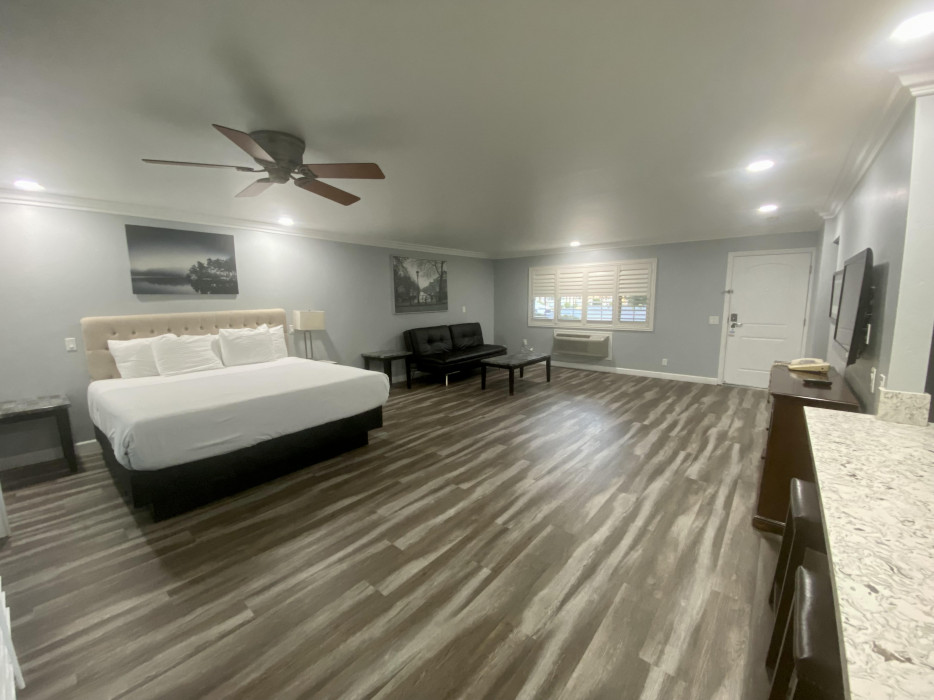 Family 2BR + Kitchen: 1 King & 1 Queen