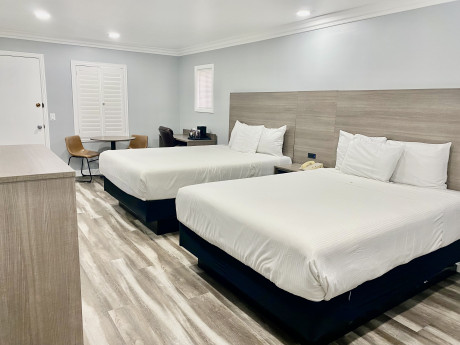 2BR Suite: 1 King & 2 Queens