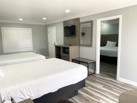 2BR Suite: 1 King & 2 Queens